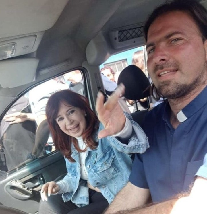 Cristina Kirchner con Nicolás Angelotti, el Padre Tano, un sacerdote cercano al papa Francisco.