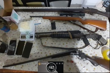 Siete policías imputados por torturar y robar dinero y drogas a delincuentes: se jactaban de dar "masajes eléctricos"
