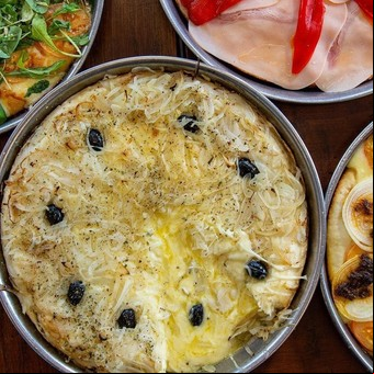 Es la creadora de la fugazzeta y sigue de pie en La Boca: conocé la historia de esta pizzería y sus especialidades