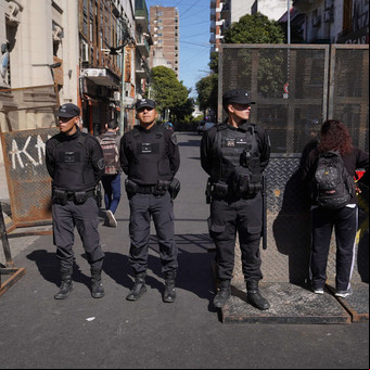 Megaoperativo y tensión en Once: allanaron 197 depósitos de mercadería ilegal de manteros 