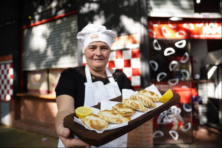Cristina y sus empanadas frente al local de Las Rojas.
Foto: Emmanuel Fernández.