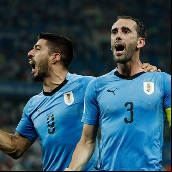 Diego Godín bancó a Luis Suárez tras las bombas contra Marcelo Bielsa y en Uruguay ya se habla de crisis en medio de las Eliminatorias