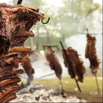 Está a casi una hora y media de CABA y ofrece la mejor escapada parrillera con su asado a la estaca