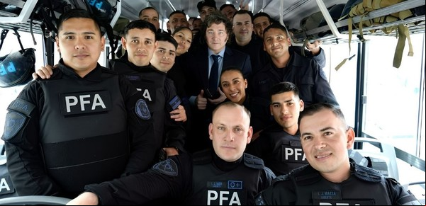 Javier Milei y sus medidas, EN VIVO: con agenda de selfies, el Presidente se sacó fotos con policías en un colectivo