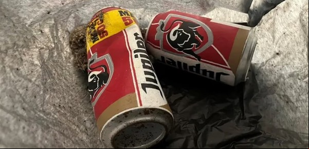Tiró a la basura unas latas de cerveza vacías y eran una obra de arte millonaria 