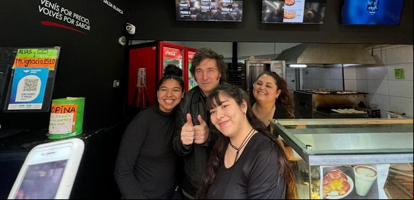 Javier Milei visitó el local de empanadas de Congreso donde se refugió el youtuber Fran Fijap en medio de la protesta universitaria: hubo insultos