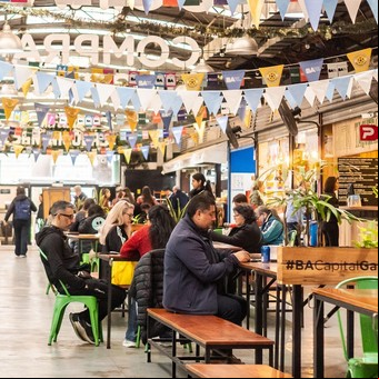 Este es el mercado con gran variedad de productos frescos y buenas ofertas en CABA: podés sentarte a comer algo o visitarlo para un after office