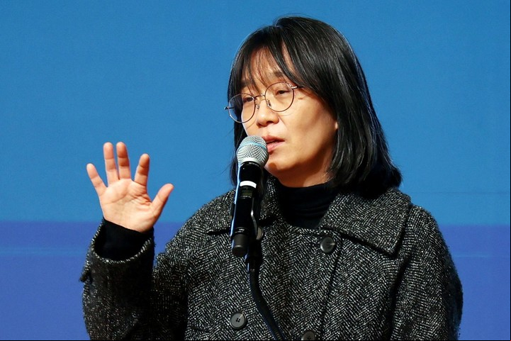 La escritora surcoreana Han Kang, ganadora del Premio Nobel de Literatura 2024, pronuncia un discurso en Gwangju, Corea del Sur, en esta foto tomada en 2023. Yonhap via REUTERS