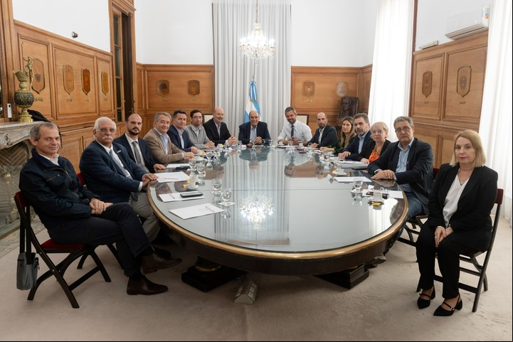Guillermo Francos y Federico Sturzenegger reunidos con diputados del PRO y LLA por la agenda legislativa. Foto JGM