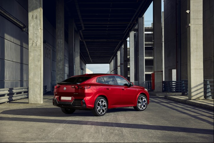 El iX2 se ofrece en la versión xDrive30 M Sport y cuesta 129.900 dólares.
