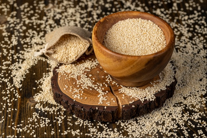 Las semillas de sésamo tostadas pueden utilizarse como topping para dar un toque de sabor y nutrición a tus comidas. Foto: Shutterstock.