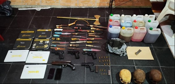 Sorpresa macabra en un allanamiento en Retiro: cráneos, armas, netbooks del Gobierno y un cantante de cumbia detenido