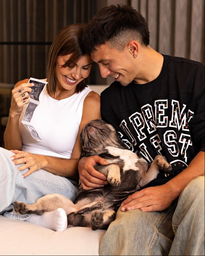 Lisandro Martínez, Muriel López Benítez y Polito anunciaron la llegada de un nuevo integrante de la familia. Foto: Instagram