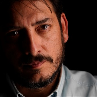 Guillermo Roz: "Ser inmigrante es una novela épica y yo la escribí con cuerpo y alma"