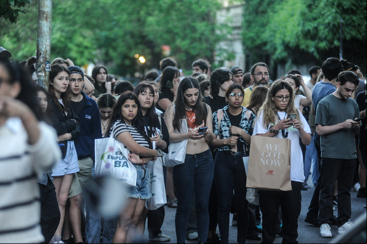 Las fans de One Direction, frente al hotel, en Palermo. Foto Federico Lopez Claro