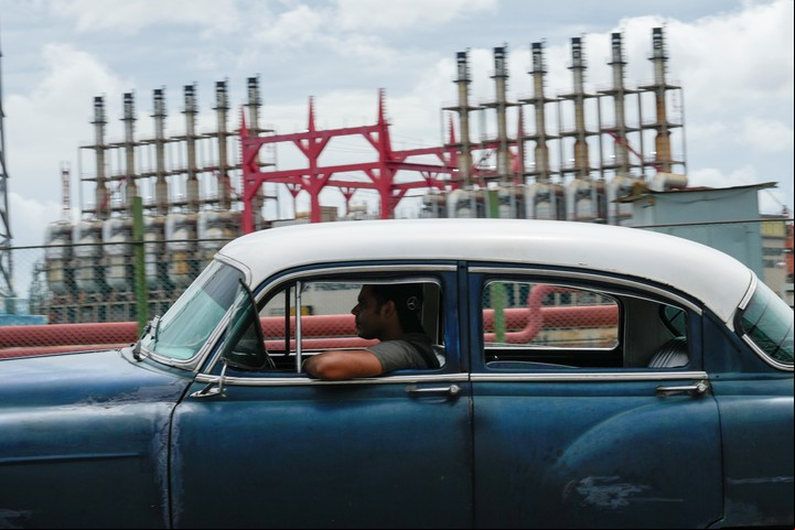 Un auto pasa frente a una central generadora de electricidad en La Habana, en una imagen de 2024. Foto: AP