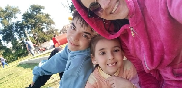 Día de la Madre: su hija dejó de crecer a los dos años y ella se puso al frente de la batalla por los "mini Messi"  