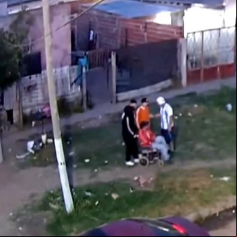 Un hombre en silla de ruedas mató a otro de cuatro tiros y huyó: quedó grabado en una cámara de seguridad en Moreno 