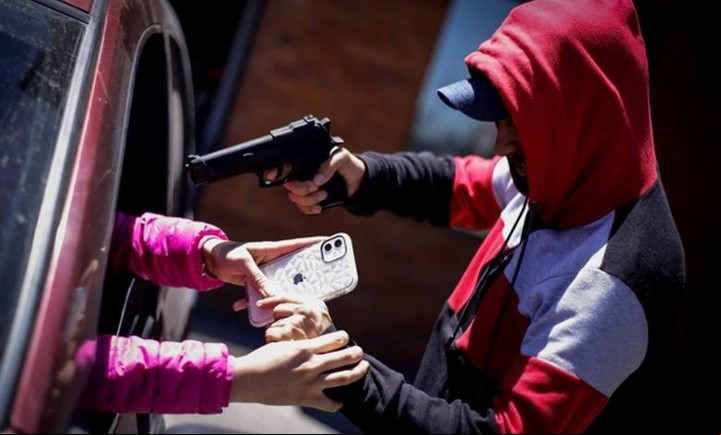 El robo de un celular puede acarrear múltiples dolores de cabeza, especialmente en un mundo donde almacenamos nuestra vida entera en estos dispositivos.