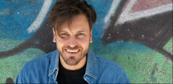 Andrés Gil, el actor de Patito Feo que fue ídolo teen, triunfó en Italia, la rompe en teatro y ahora será papá por primera vez