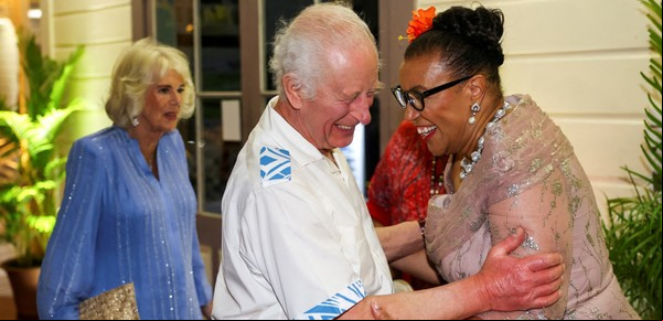 En su gira por Australia y Samoa, Carlos III se convierte en el "rey del abrazo"