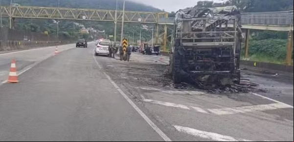 Murió carbonizado un hincha de Cruzeiro en un brutal ataque en Brasil: la barrabrava de Palmeiras prendió fuego un micro que volvía de un partido
