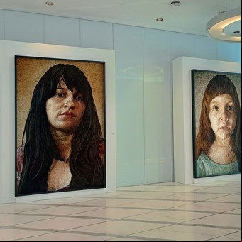 Mondongo reunió sus retratos para una nueva exhibición en la Torre Macro