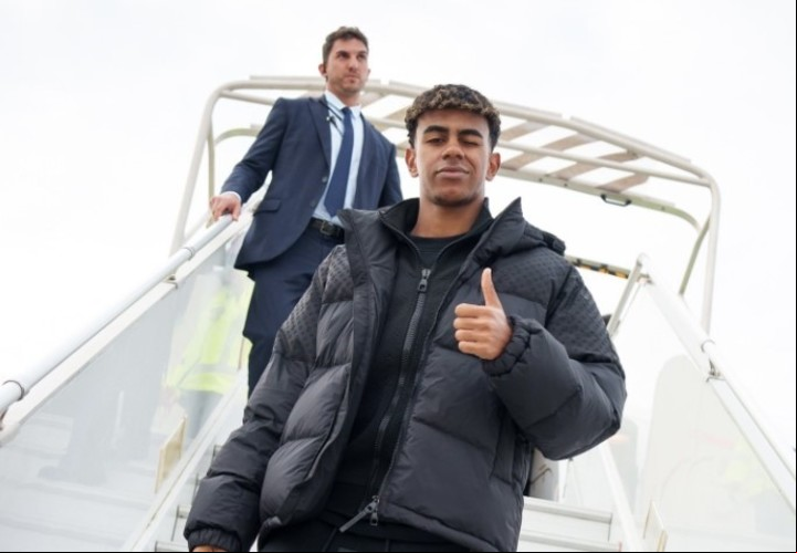 Lamine Yamal del Barcelona arribó a París para la ceremonia del Balón de Oro 2024.