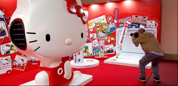 Hello Kitty, el personaje japonés que conquistó el mundo, celebra sus 50 años con una gran muestra en Tokio