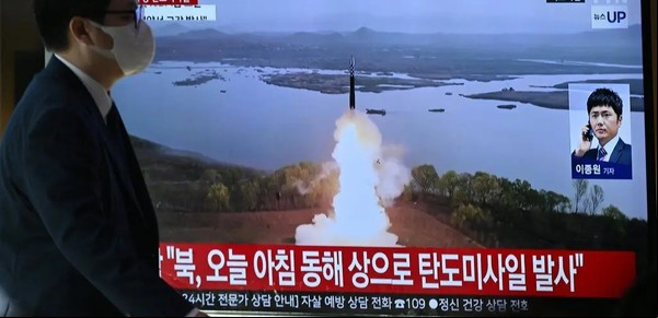 Corea del Norte, en la mira por Ucrania, lanza un misil de largo alcance
