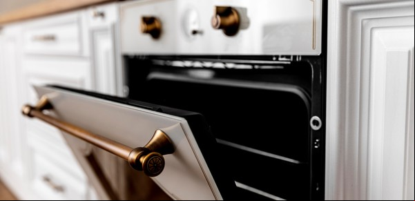 Cómo eliminar la grasa incrustada en las bandejas del horno con un truco casero y económico