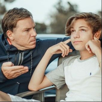 Cómo ayudar a los adolescentes ansiosos a sentirse seguros y tranquilos: consejos prácticos para padres 