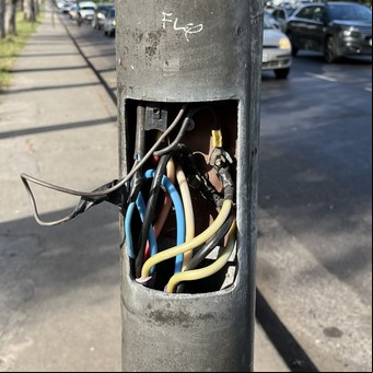 Roban tapas de postes de luz y hay cables al aire hace al menos un mes: dónde es