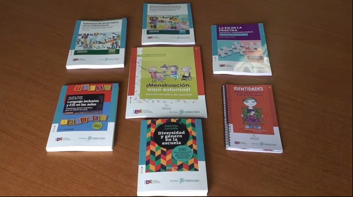 Algunos de los libros de la colección "Identidades bonaerenses".
