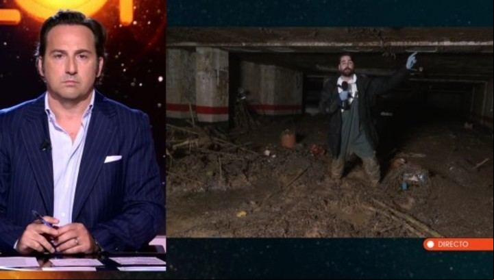 Ruben Gisbert, el periodista español que se embarró a propósito para salir al aire en TV.