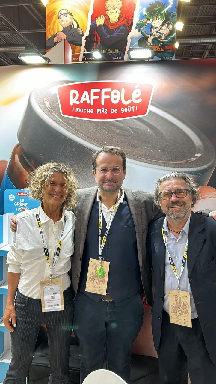 Gonzalo junto a Maru Botana y el Director de Carrefour de Productos del Mundo.
Foto: Cortesía Gonzalo.