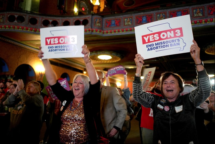 Mujeres celebran la victoria de las enmiendas en Missouri. Foto: AP