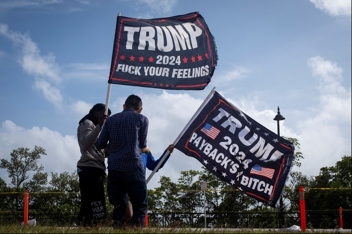 Banderas de Donald Trump frente a su residencia de Mar a-Lago, en Palm Beach, Florida, este miércoles. Foto: REUTERS