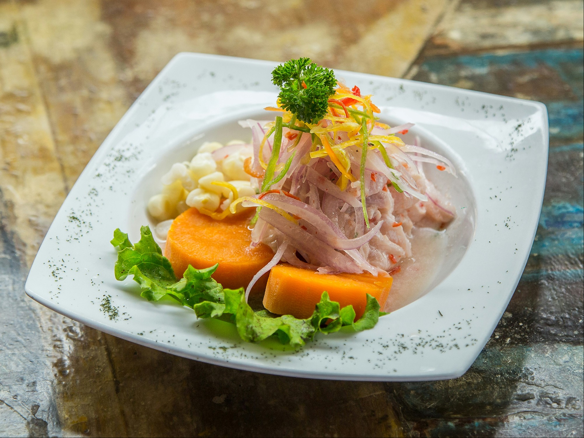 La comida peruana, de gran sabor, incluye pescado, maíz, quinoa y frutas tropicales. Ceviche peruano./ Foto: Unsplash.