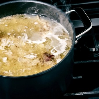 ¿El caldo de huesos es "oro líquido" para la salud?