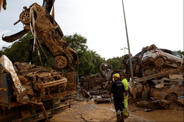 Muchos autos se convirtieron en trampas mortales. Foto: EFE