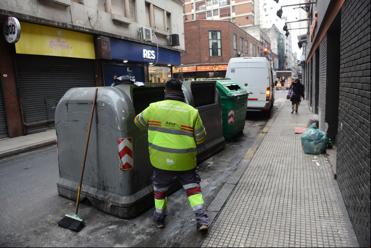 El servicio de barrido en CABA se lleva a cabo, por lo menos, una vez por día, de lunes a sábados, principalmente durante la mañanaFoto: Luciano Thieberger. FTP CLARIN IMG_20240723_092027.jpg Z Invitado