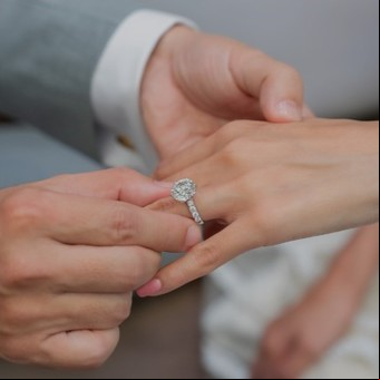 Una novia rompió su compromiso de casamiento y el novio reclamó el anillo de bodas