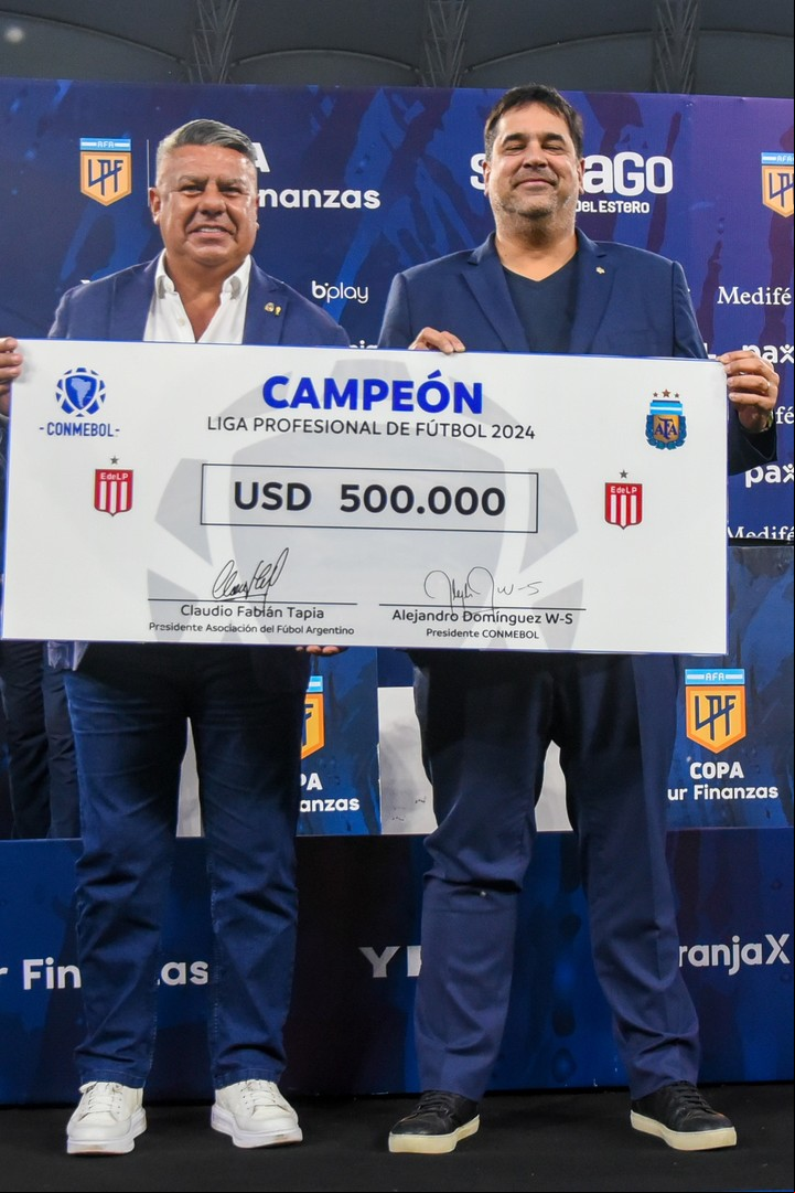 Chiqui Tapia y el cheque que le entregó a Mario Gorostegui, vice de Estudiantes, por ganar la Copa de la Liga Profesional.