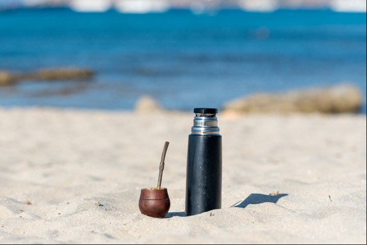 Los argentinos y uruguayos suelen viajar con el equipo de mate en sus vacaciones. Foto Shutterstock