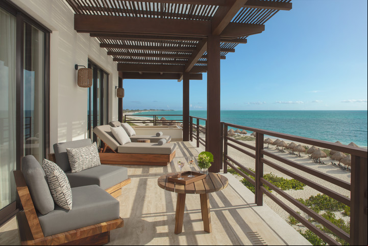 Los balcones de las suites del Secrets Playa Blanca.
