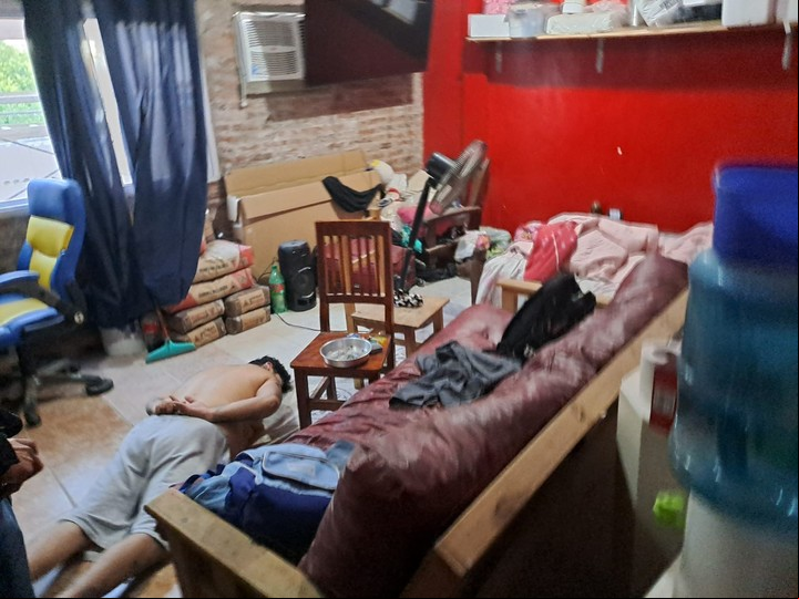 Uno de los detenidos fue atrapado infraganti mientras traficaba material.
