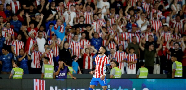 Paraguay vs Argentina: la descomunal chilena de Tony Sanabria que dejó sin chances a Dibu Martínez en Asunción