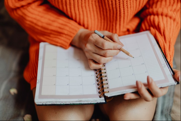 Crear un calendario para ordenar te permitirá mantener la casa en orden sin sentirte abrumado. Foto: Freepik.