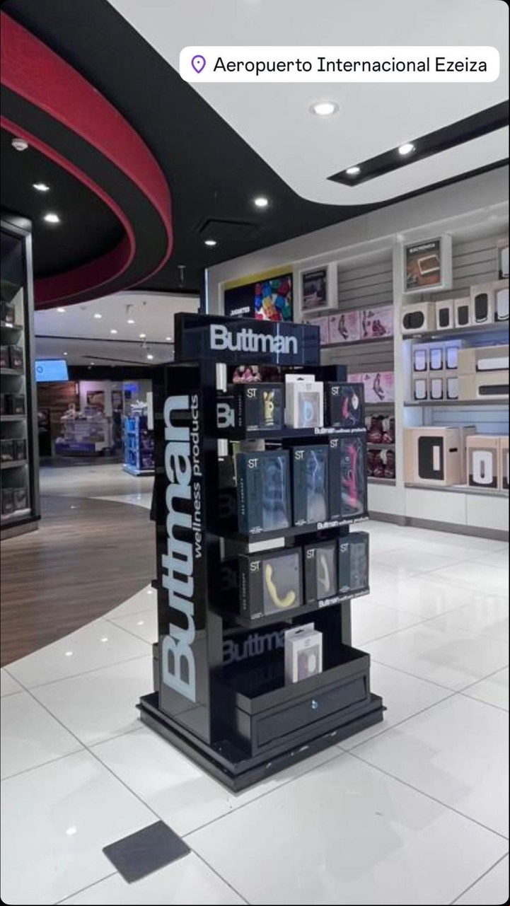 "Buttman productos para el bienestar", en un stand del Aeropuerto Internacional de Ezeiza. Foto captura redes